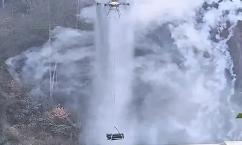 Đám tang thời “công nghệ”: 1 gia đình chi hơn 38 triệu đồng thuê máy bay không người lái bê quan tài nặng 460kg lên núi an táng