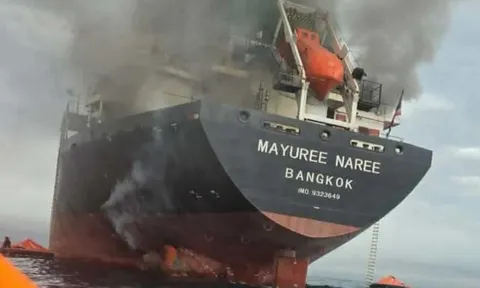 Tàu hàng Thái Lan bốc cháy ở eo biển Hormuz, thủy thủ sơ tán