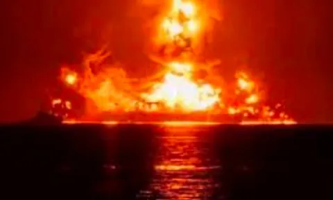 Hai tàu chở 400.000 thùng dầu bị tấn công ngay gần Iran, nhiều cảng dầu lớn buộc phải đóng cửa