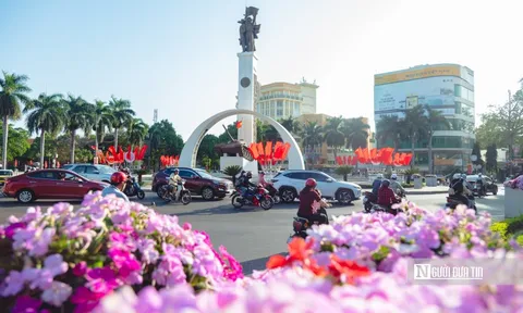 Phố phường, công sở Đắk Lắk rực sắc đỏ chào ngày hội non sông