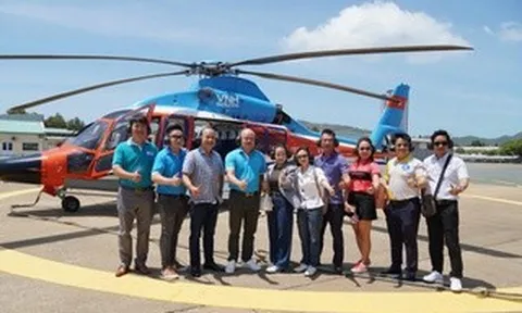 Tour trực thăng ngắm TP HCM cất cánh