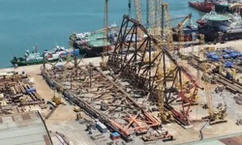 Huy động dàn cần cẩu hạng nặng lắp dựng cấu kiện 1.200 tấn tại dự án 4.000 tỷ đồng