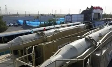 Iran lần đầu tiên phóng “tên lửa khiêu vũ” tấn công Mỹ - Israel