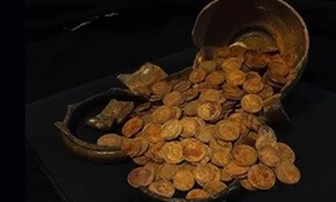 Xây nhà, tìm thấy kho báu nửa triệu đô dưới nền