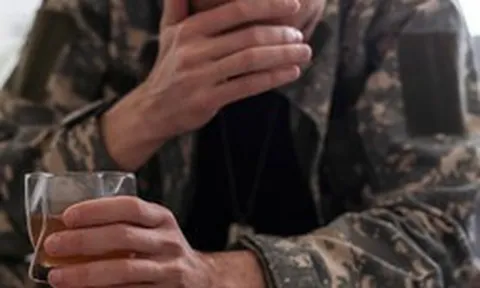 Cựu tướng Mỹ gặp rắc rối kép: Làm thất lạc tài liệu mật; say xỉn ở Ukraine dẫn tới 'chấn động não'