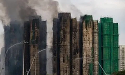 Cháy lớn tại khu nhà ở Hong Kong (Trung Quốc), gần 100 người đi sơ tán