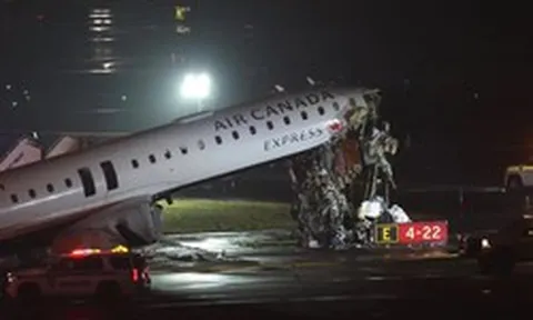 Máy bay nát đầu sau cú đâm trực diện vào xe cứu hỏa, cơ trưởng và cơ phó tử nạn trong buồng lái