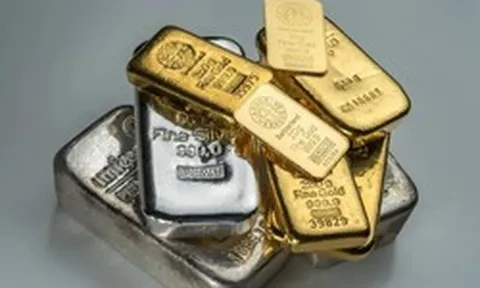 Vừa trải qua tuần tồi tệ nhất trong 15 năm, điều gì đang xảy ra với giá vàng và bạc?