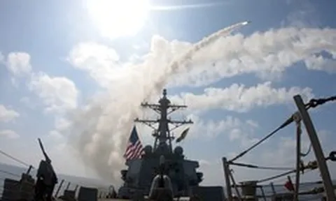 Một thứ biến mất vĩnh viễn sau mỗi quả tên lửa bắn ra: Xung đột với Iran làm lộ 'nút thắt cổ chai' của Mỹ