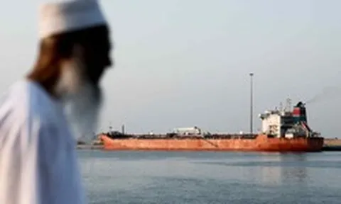 Chưa từng có: Một tàu "bị tháo dỡ" từ nhiều năm trước vừa 'trót lọt' đi qua Eo biển Hormuz, không ai biết đang chở dầu hay khí đốt