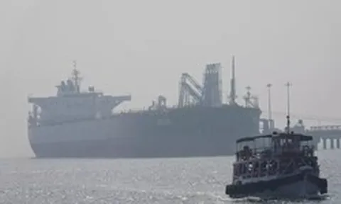 Iran cho phép các tàu 'không thù địch' qua eo biển Hormuz