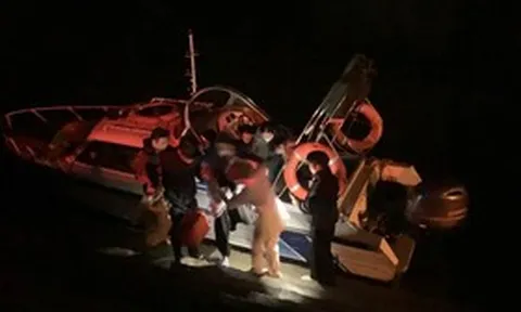 Nửa đêm, bác sĩ vượt biển cứu mạng 2 người