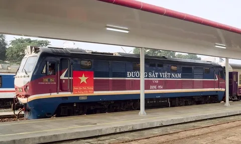 Trải nghiệm chuyến tàu sắc tím mộng mơ trên cung "đường vàng" miền Trung