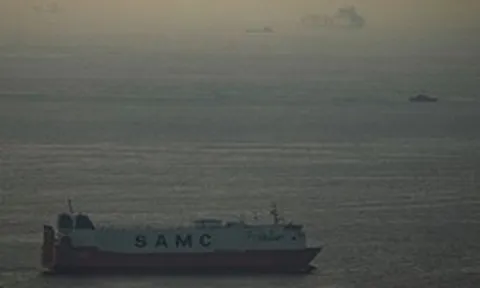 Iran tuyên bố "chính thức đóng eo biển Hormuz"