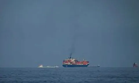 Đang vượt Eo biển Hormuz, 2 tàu chở hàng của một 'quốc gia thân thiện' với Iran bất ngờ quay đầu không thể di chuyển tiếp