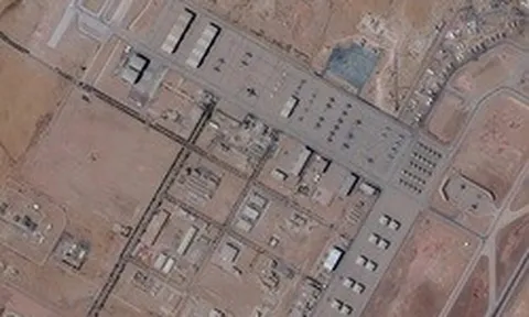 Iran tấn công căn cứ Prince Sultan, tuyên bố đánh chìm nhiều tàu đổ bộ Mỹ