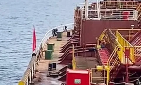 Iran bác bỏ "món quà tặng ông Donald Trump", 20.000 thủy thủ mắc kẹt ở vịnh Ba Tư