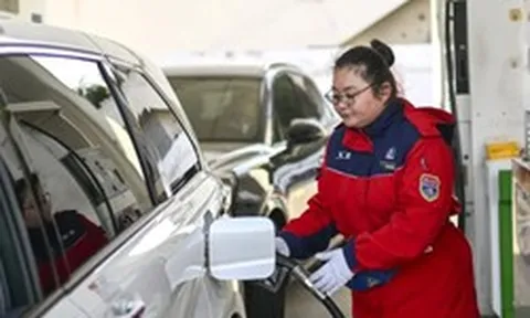 Chi phí nuôi ô tô xăng tăng 700 nghìn đồng/tháng, xe điện bỗng trở thành 'phao cứu sinh': Cả thế giới 'quay xe' chỉ trong 1 tuần