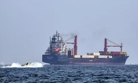 Mỹ - Israel tung đòn tập kích thành phố cảng Iran gần eo biển Hormuz