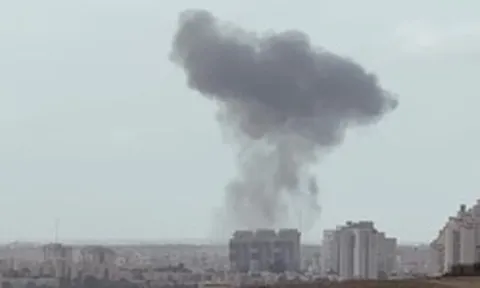 Hình ảnh khu công nghiệp Israel nghi ngút khói sau khi trúng tên lửa Iran