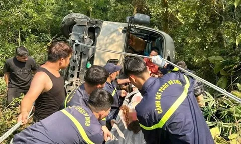 Vụ xe 29 chỗ lao xuống vực Tam Đảo: Xác định danh tính du khách, điều tra nguyên nhân