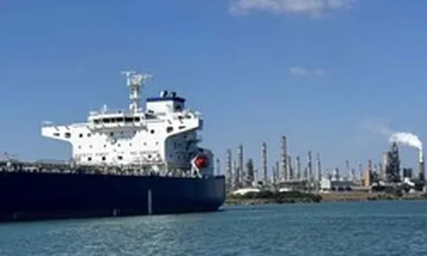 Gần 600.000 thùng dầu thô/ngày, 300.000 tấn LNG chuẩn bị lên tàu tới nước láng giềng Việt Nam, không phải từ Nga hay Trung Đông