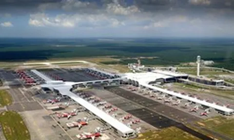 Giữa khủng hoảng nhiên liệu, láng giềng Việt Nam vẫn bán vé bay khứ hồi chỉ 900.000 đồng