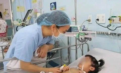 Tay chân miệng tăng nóng: Trẻ có những biểu hiện này cần đưa đến cơ sở y tế ngay lập tức