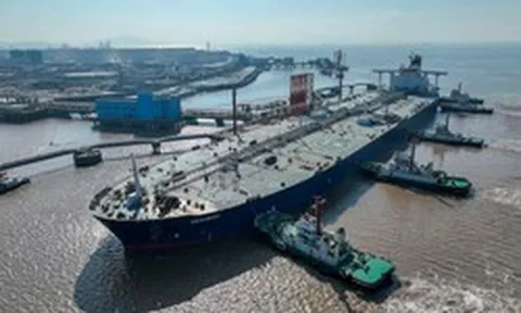 Ban hành lệnh cấm xuất khẩu nhiên liệu, láng giềng Việt Nam vẫn âm thầm bơm 300.000 tấn dầu sang Đông Nam Á, nước ta vừa nhận hơn 100.000 thùng