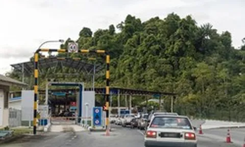 Xe phải đổ gần đầy bình xăng dầu mới được nhập cảnh nước láng giềng của Việt Nam