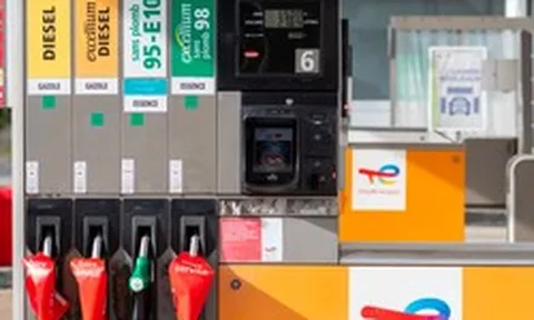 Giá xăng vượt 60.000 đồng/lít, quốc gia giàu nhất nhì EU chứng kiến 900 trạm xăng cạn kiệt nhiên liệu