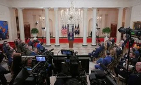 Ông Trump dọa “đưa Iran về thời kỳ đồ đá”, giá dầu vụt tăng, vàng lao dốc không phanh