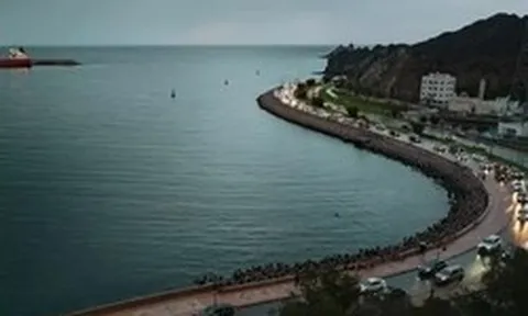 Né tuyến Iran kiểm soát, ba con tàu mở lối đi táo bạo qua eo biển Hormuz