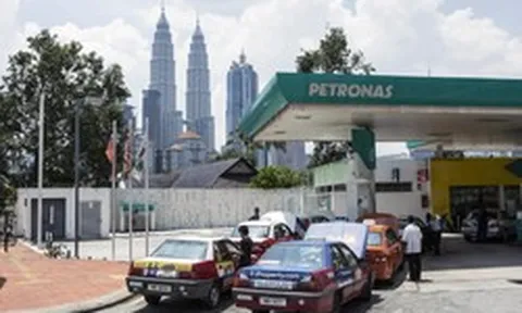 Để có giá xăng 13.000 đồng, láng giềng Việt Nam đang tốn gần 1 tỷ USD mỗi tháng