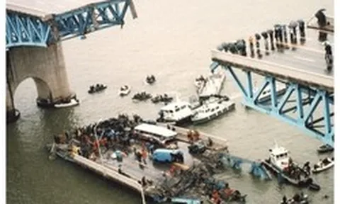 Bê bối "rút ruột" công trình rúng động nhất lịch sử Hàn Quốc: Sập cầu đúng giờ cao điểm, 32 người chết, 8 nữ sinh mãi mãi không thể về nhà