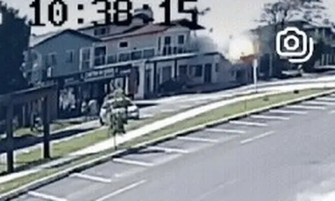 Máy bay đâm vào nhà hàng bốc cháy dữ dội như quả cầu lửa, người trên đường tháo chạy