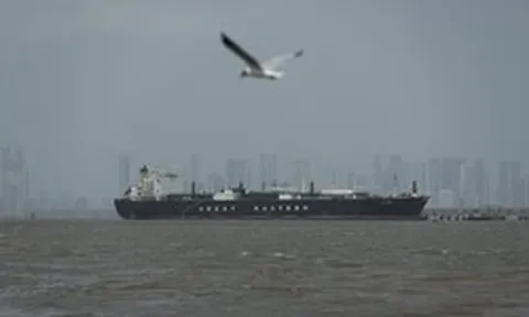 Được xét không thù địch, 2 tàu chở khí đốt treo cờ 1 nước châu Á ‘ung dung’ vượt eo biển Hormuz, nâng tổng số lên 8 tàu an toàn về nước