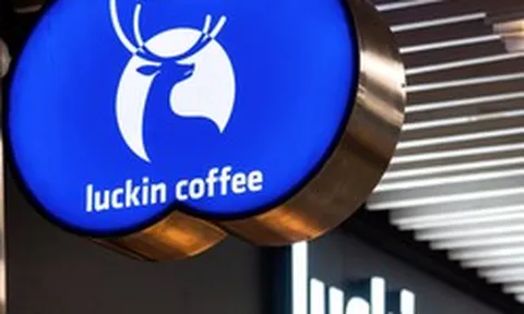 Sự trở lại của 1 'phượng hoàng' Trung Quốc: Từ bê bối 'thổi' doanh thu hoá vua cà phê 18.000 cửa hàng, lật đổ Starbucks chỉ sau 5 năm