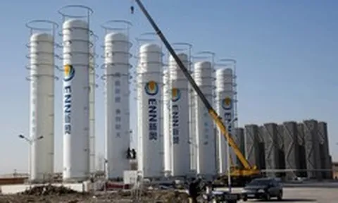 Phát hiện hàng loạt khối thép hình trụ cao bằng tòa nhà 20 tầng, quy mô lớn nhất thế giới tại Trung Quốc, chứa thứ không màu, không mùi, đủ cho cả trăm triệu người dùng trong hơn 2 tháng