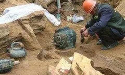 Phát hiện gói mì được sản xuất năm 1994 trong mộ cổ hơn 2.000 tuổi, chuyên gia ngay lập tức gọi cảnh sát