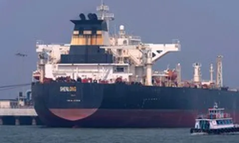 2 tàu chở hơn 100.000 tấn hàng đầu tiên được đi qua eo biển Hormuz ngay sau lệnh ngừng bắn