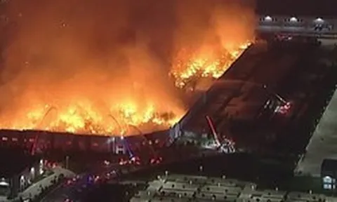 Video: Biển lửa nuốt trọn kho giấy vệ sinh khổng lồ ở California