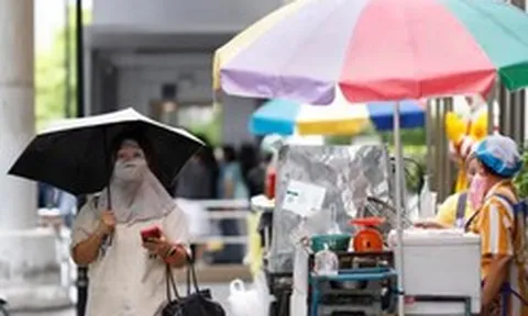 Nắng nóng gay gắt, người dân Thái Lan đổ xô đến các điểm tránh nóng