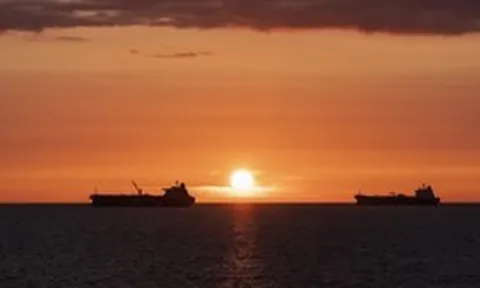 Bao nhiêu tàu đang chờ được phép đi qua eo biển Hormuz an toàn?