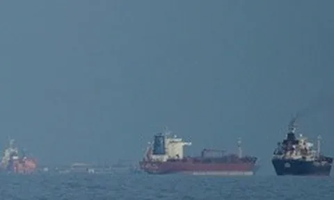 Iran đe dọa các cảng Trung Đông khi Mỹ bắt đầu phong tỏa eo biển Hormuz