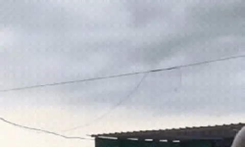 Vòi rồng cuốn thuyền đạp nước bay 15m ở bãi biển, du khách hoảng loạn bỏ chạy