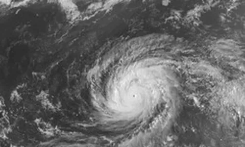 Siêu bão mạnh nhất hành tinh Sinlaku lại đổi hướng, đổ bộ ngay hôm nay với sức gió 265 km/giờ và "đặc biệt bất thường"