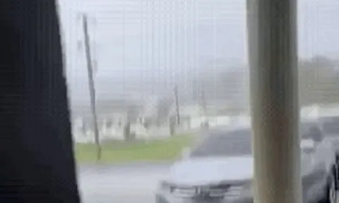 Siêu bão mạnh nhất hành tinh Sinlaku áp sát: Người dân "nín thở" trước giờ G, mưa to gió lớn đã xuất hiện