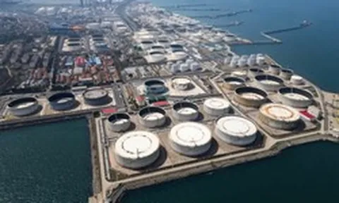 Giữa lúc eo biển Hormuz bị phong toả, một quốc gia vẫn ung dung nhận 38 triệu thùng dầu Iran đang 'nằm chờ sẵn'