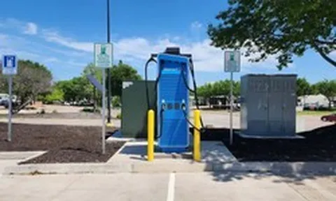 Tăng trưởng 50% với hơn 200 trạm sạc trong 2 tháng, Walmart đang “đánh úp” Tesla